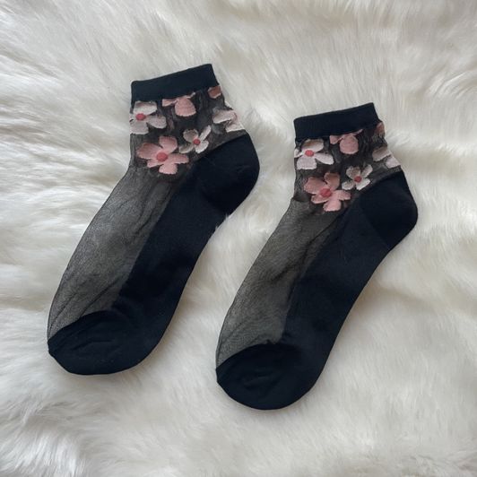 Mesh socks with flowers