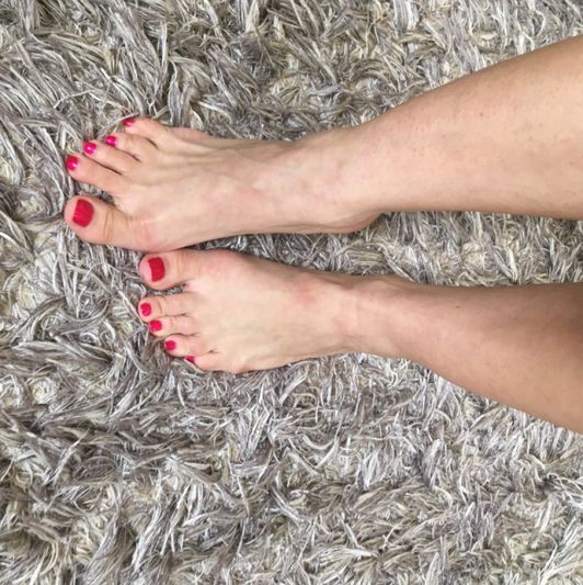 Feet with pink toenails and heels 41PIC