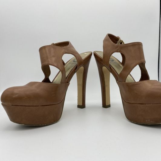 Tan 50s style closed toed pump
