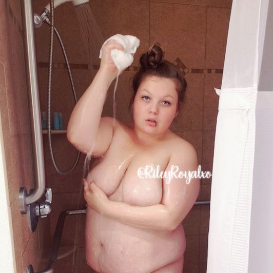 Hottie in The Hotel Shower PhotoSet
