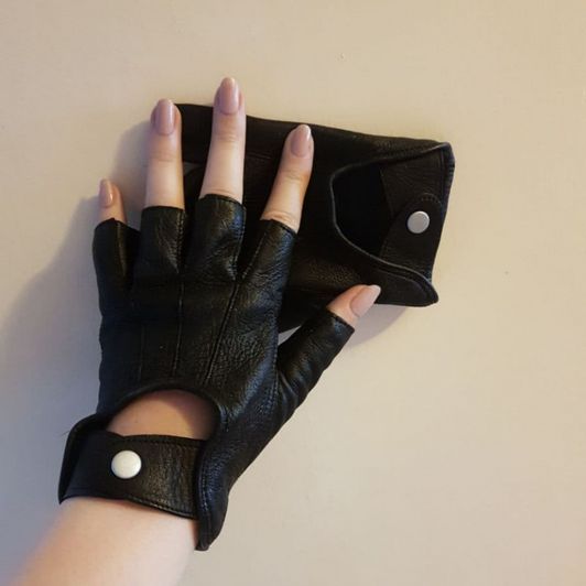 Worn Manokhi Leather Driving Gloves