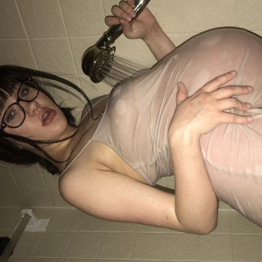Pregnant Slut Show off Wet Tshirt