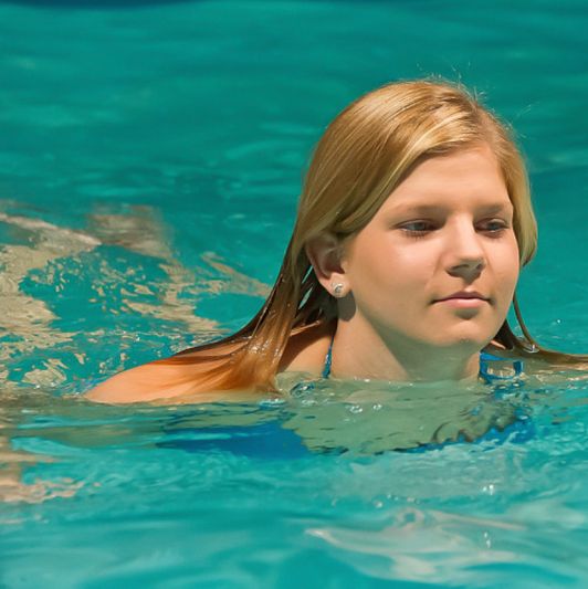 Photoset Heidi in the swimmingpool  BTS
