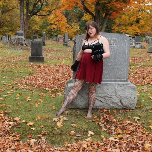Sexy Goth Babe in the Graveyard