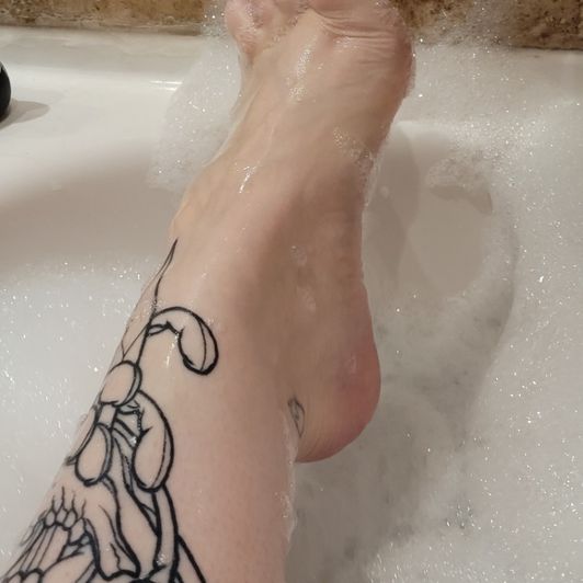 bubble bath feet photoset