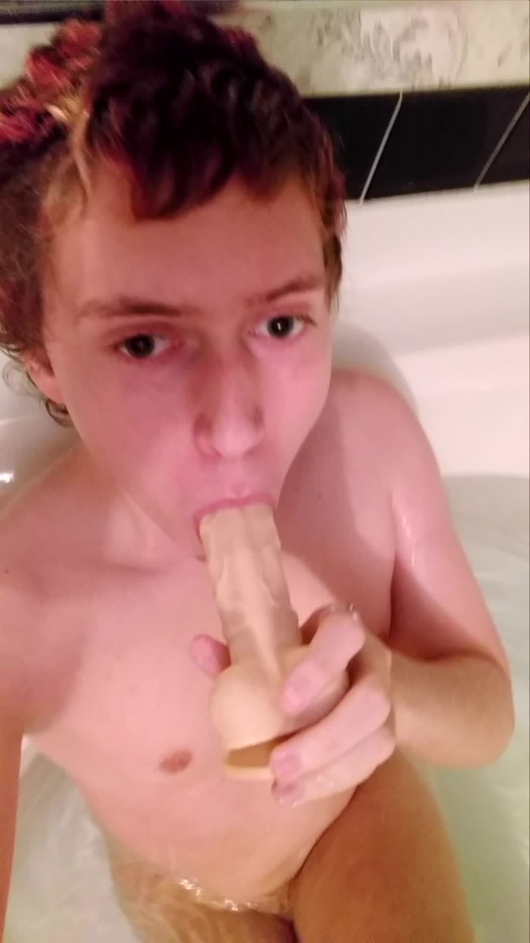 Bathtub blowjob practice