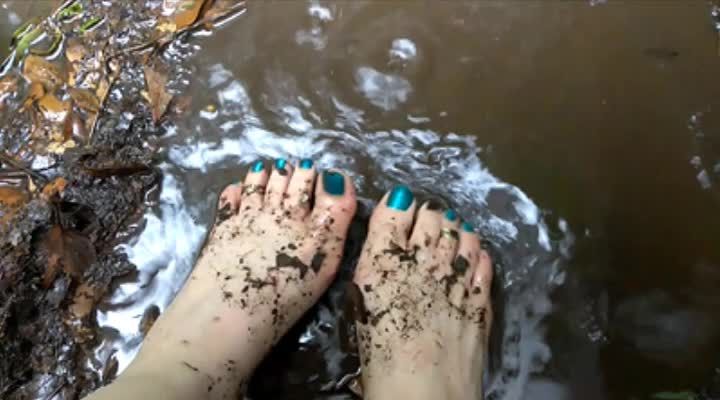 Mermaid Toes get Muddy! Dirty Feet