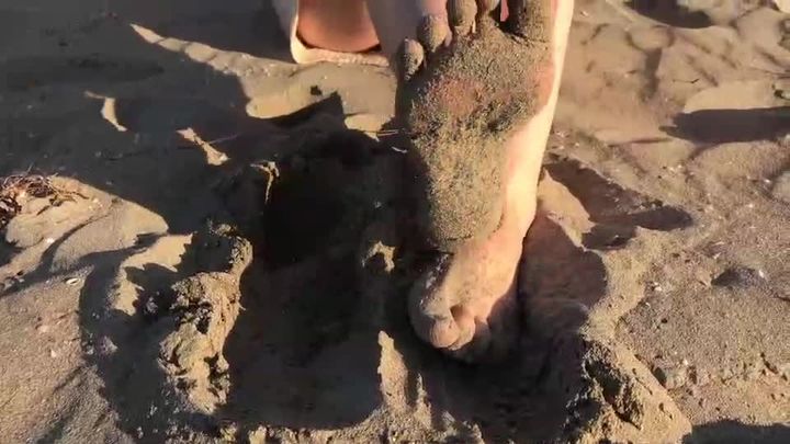 Sandy Feet. Foot fetish - beach LOW