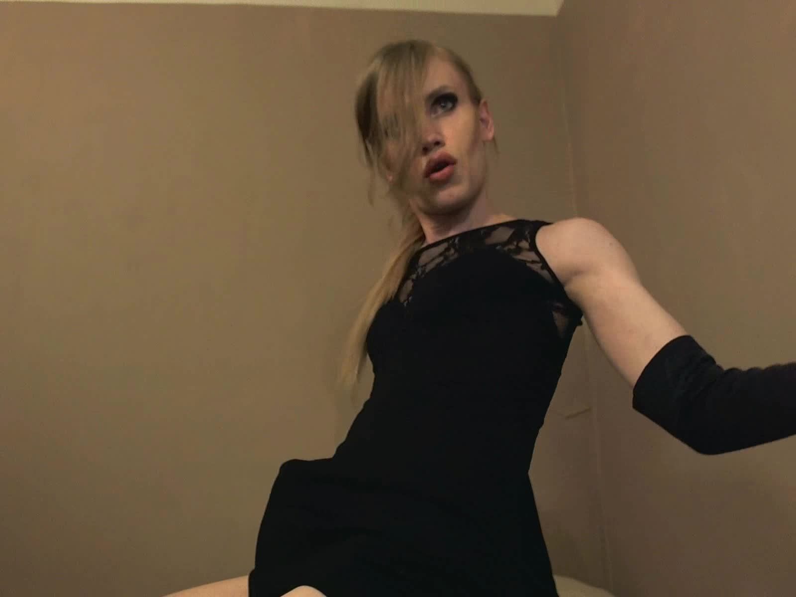 Sexy tranny flexing & hard cock tenting