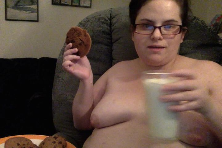 TOPLESS Feedee Cookies and milk