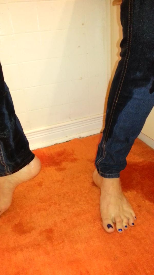 Peeing in my jeans fetish vid