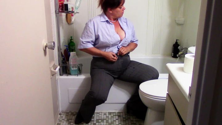 Wife Masturbates In Tub With Clothes