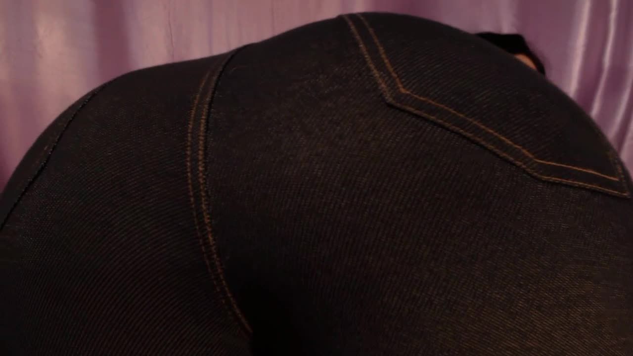 Luscious Lopez booty in jeans