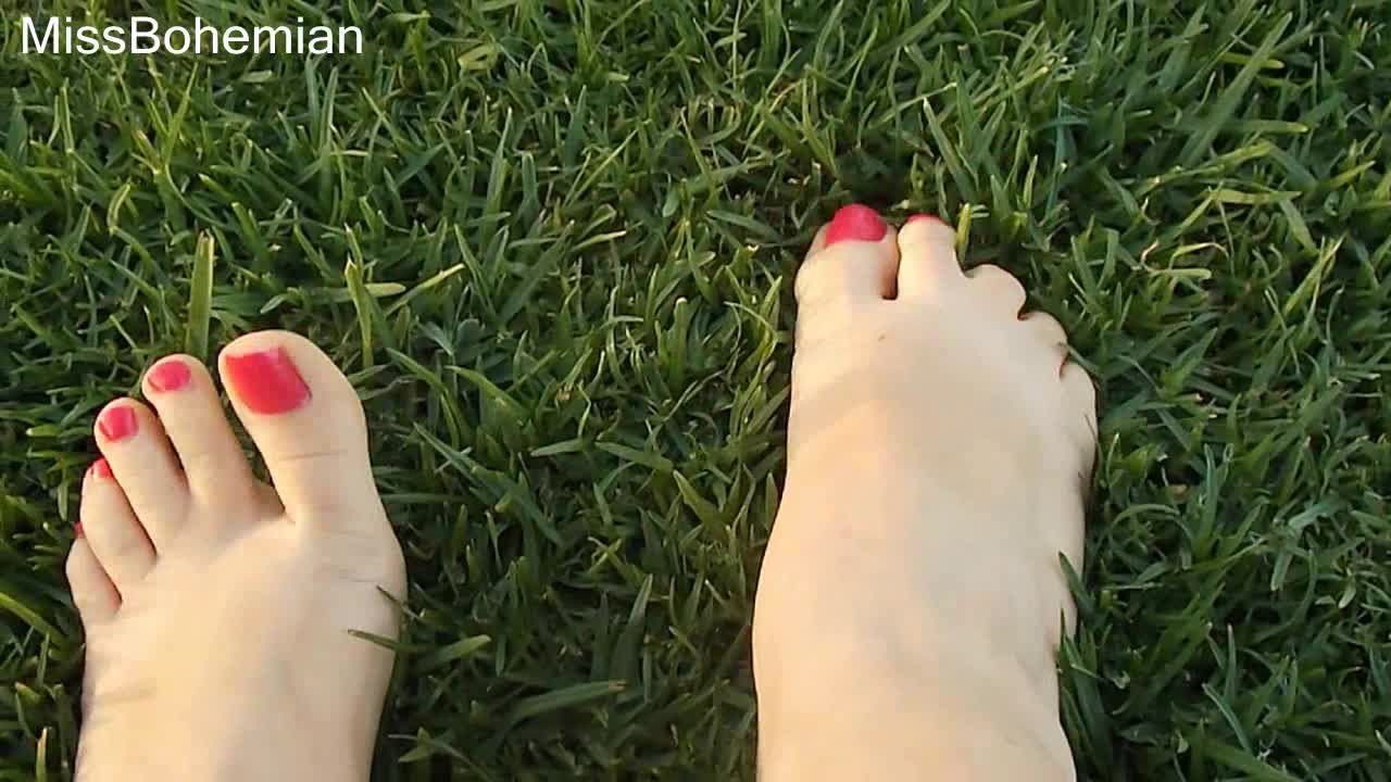 Playing Barefoot on the Grass FOOTFETISH