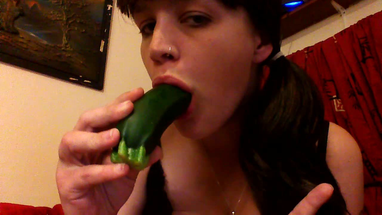 Veg Fun: Sucking and Fucking a Courgette