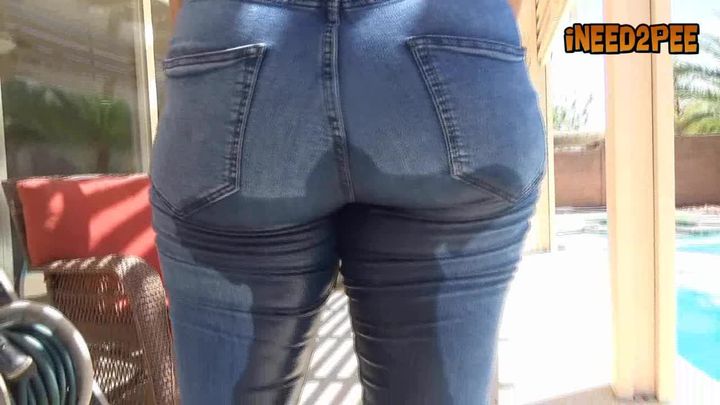 Ebony Milani wetting her tight jeans