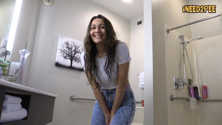 Amateur girl peeing skintight jeans