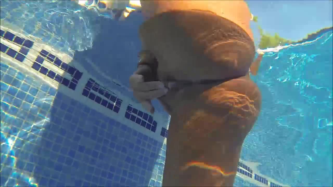 Naked fingerfuck in public swimming pool
