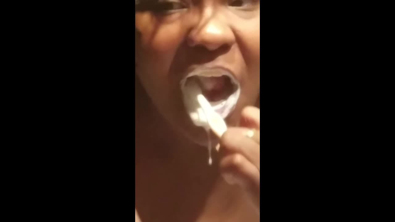 Cleaning those white teeth - Full HD