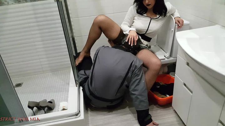 Cleaning my pussy in the toilet