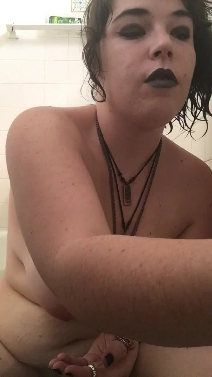 Bbw fucks herself with sweet treat bath