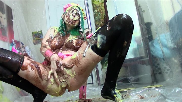 Horny Baker Gets Messy With Pie