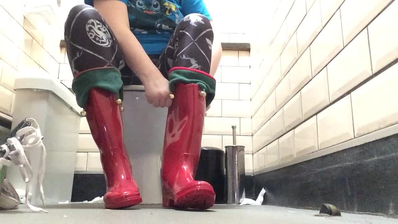 Arikajira Pee Rain Boots Toilet Fetish 4