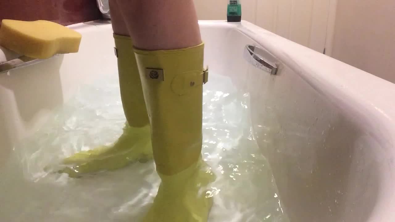 Wellies Fetish BBW Bath Splash