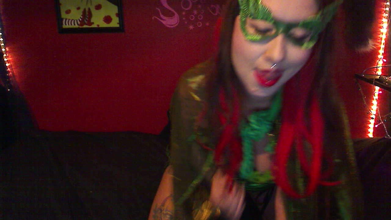 poison ivy bounces on her dildo