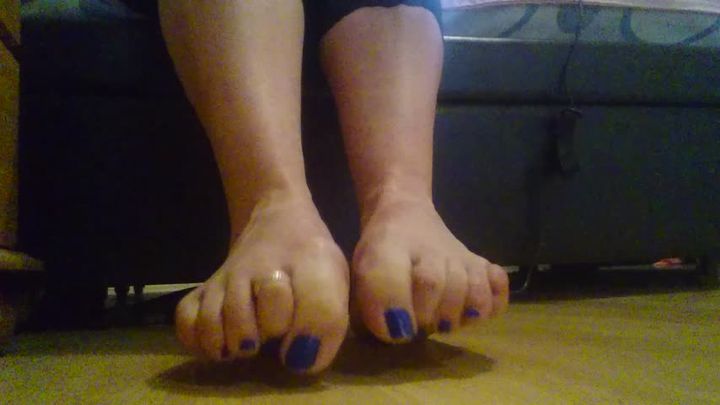 blue toe nails