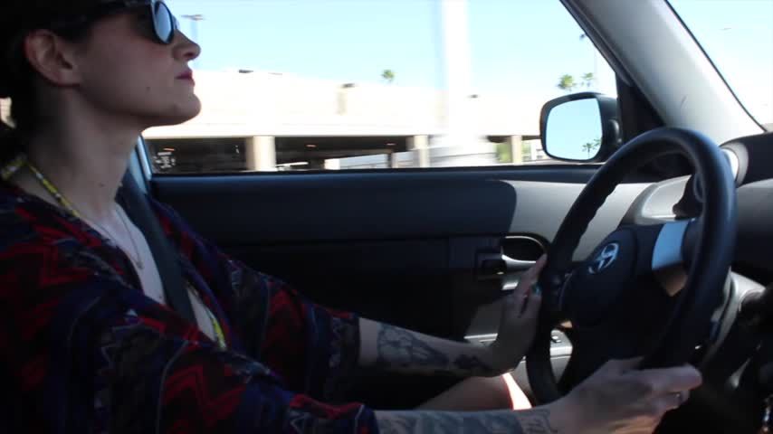 DRIVING NUDE WHILE FUCKING DILDO