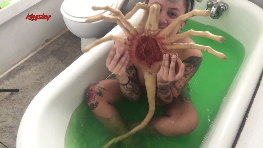 Bathtub Alien Fucker