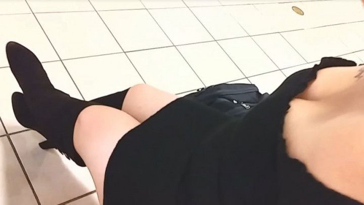 Sexy Thighs At The Mall