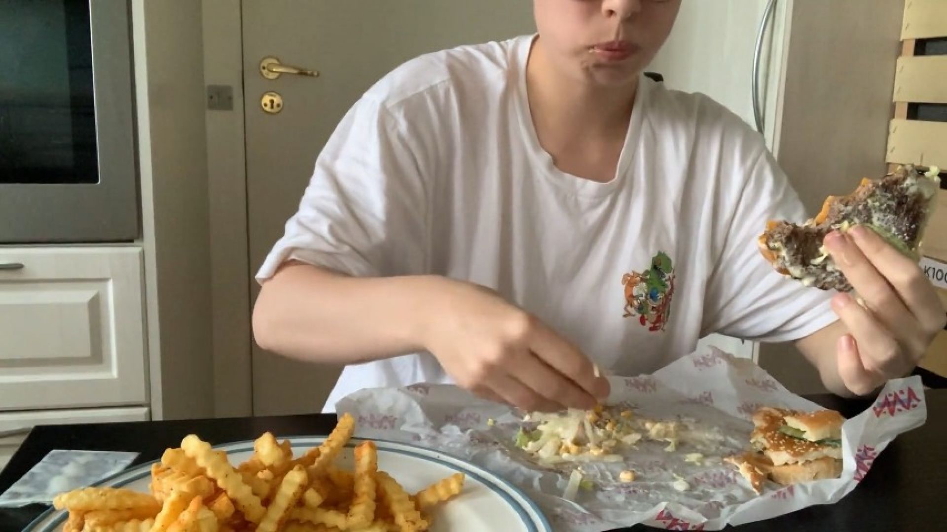 Disgusting Messy Eating - MissJenniP