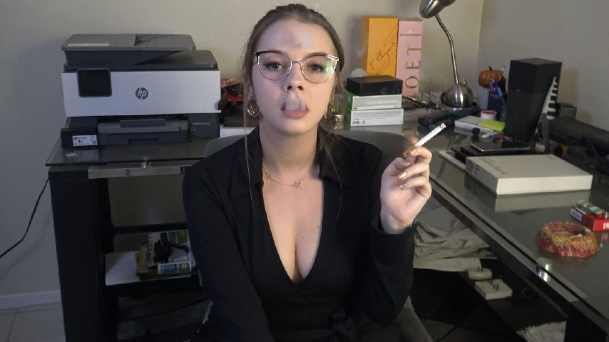 Sexy CEO Lola Leda smokes while you she has you stroke JOI