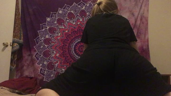 Bouncing and twerking slimthick booty