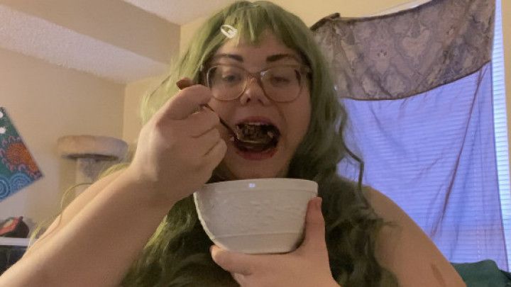 HOT BBW EATS CEREAL FOR 4 MINUTES