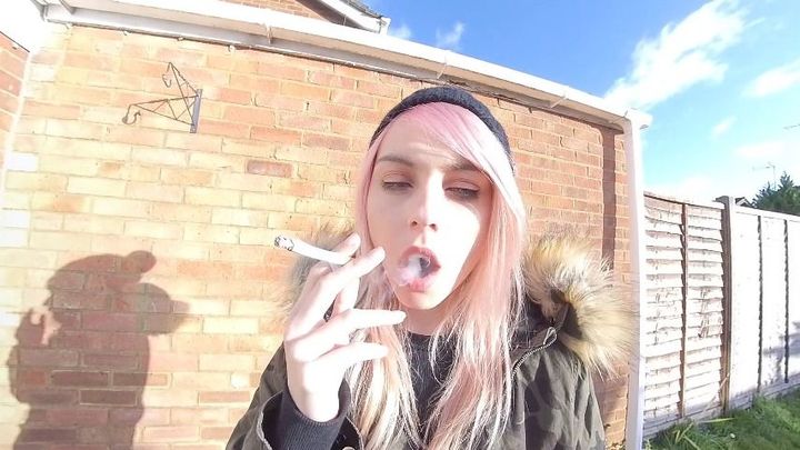 Chloe Toy, smoke break