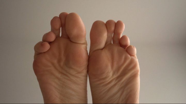 Sweet Long Toes does amazing Footjob