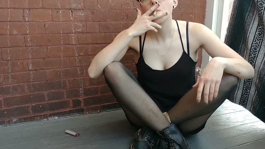 emo brat plays with knives and pussy