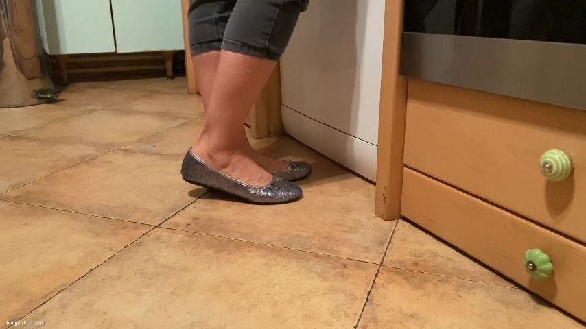 MRS MAGGIE COOKING IN FLATS MATURE FEET