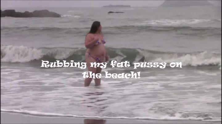 Rubbing my fat pussy on the beach