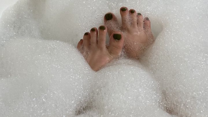 Dirty Feet Take a Bubble Bath || FF