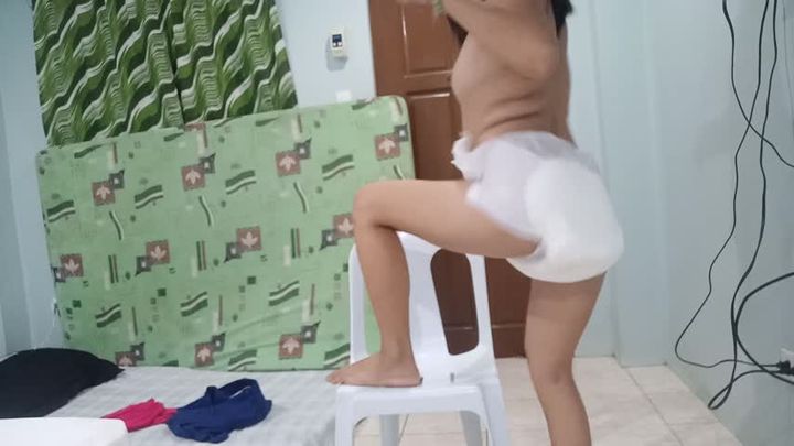 Twerking and peeing in diaper