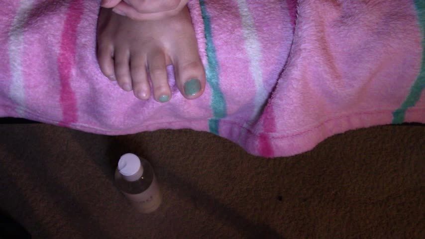 Painting my toe nails blue/green