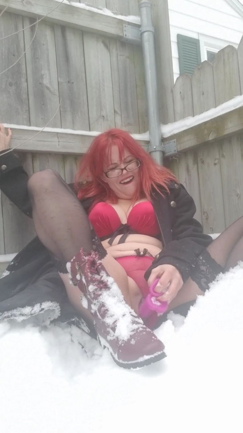 scarletts pussy play in snow/angel