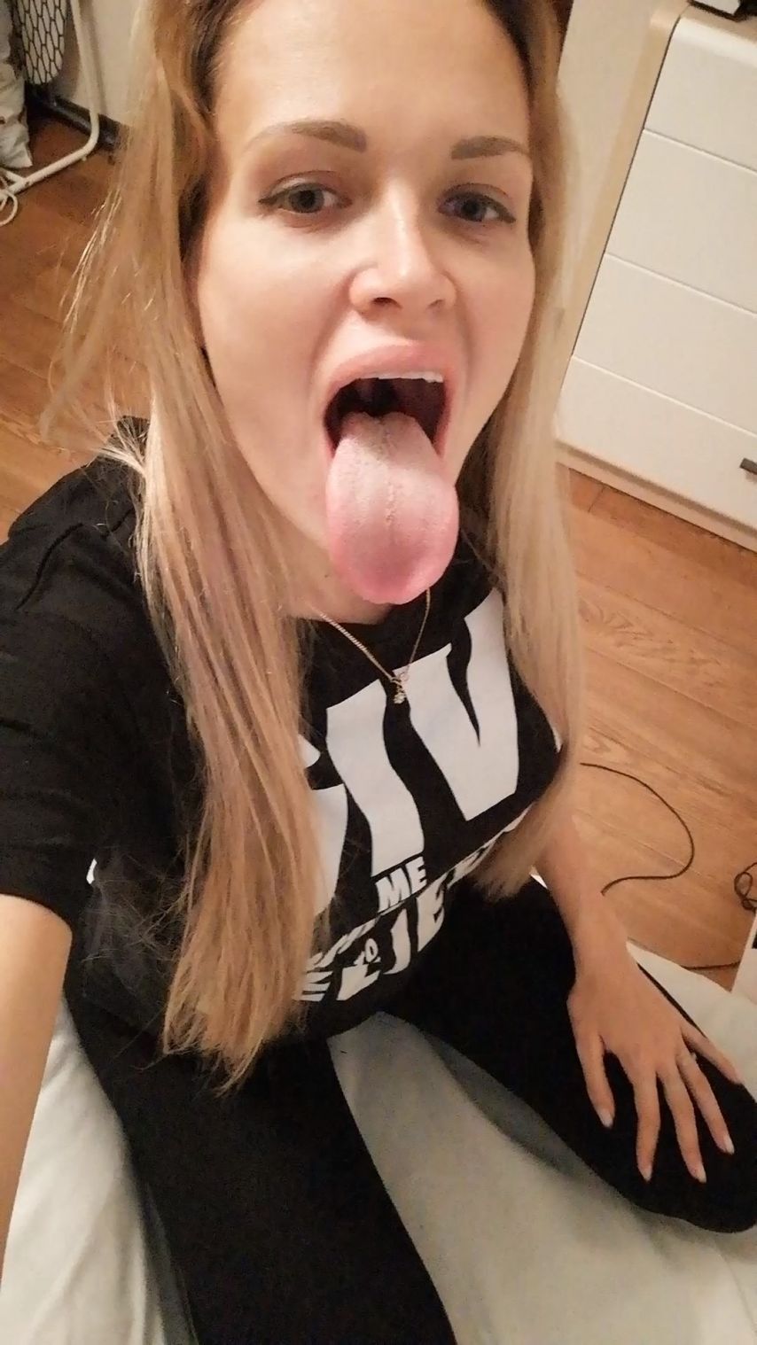 Wide tongue, on knees