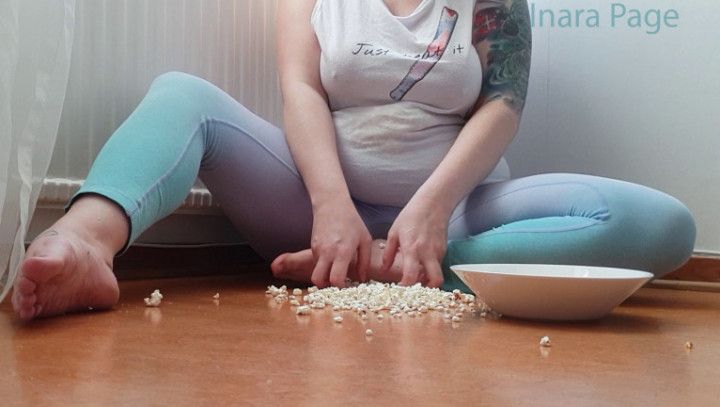 BBW crushing popcorn while in yoga pants