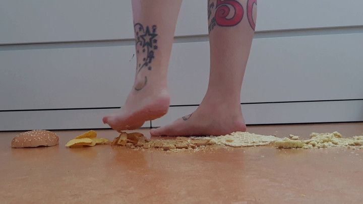 Barefoot crushing of crackers, crisps