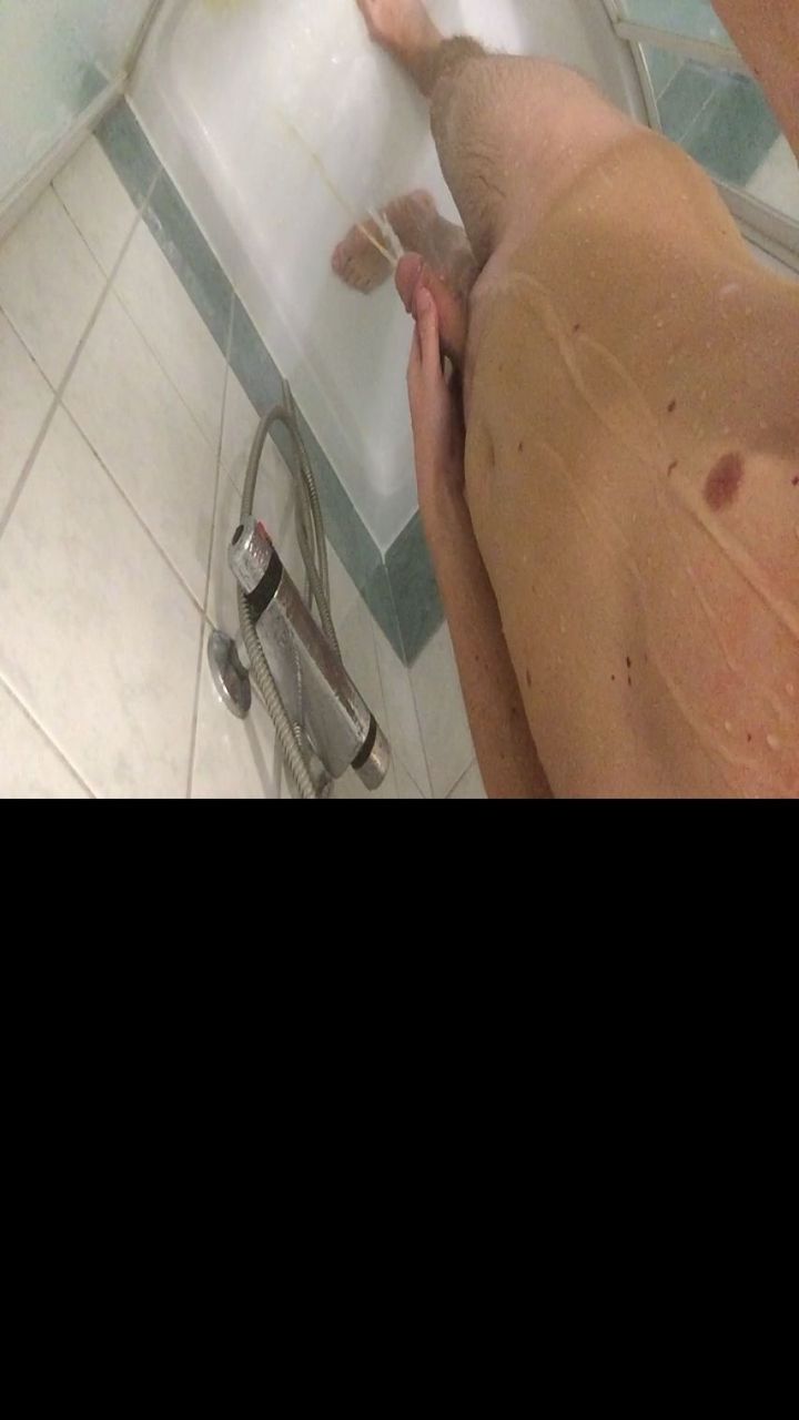 Pissing under shower